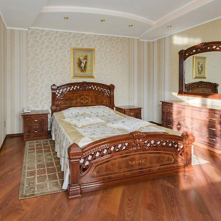 Ghostinitsa "Lina" Hotel Petropavlovsk Bagian luar foto