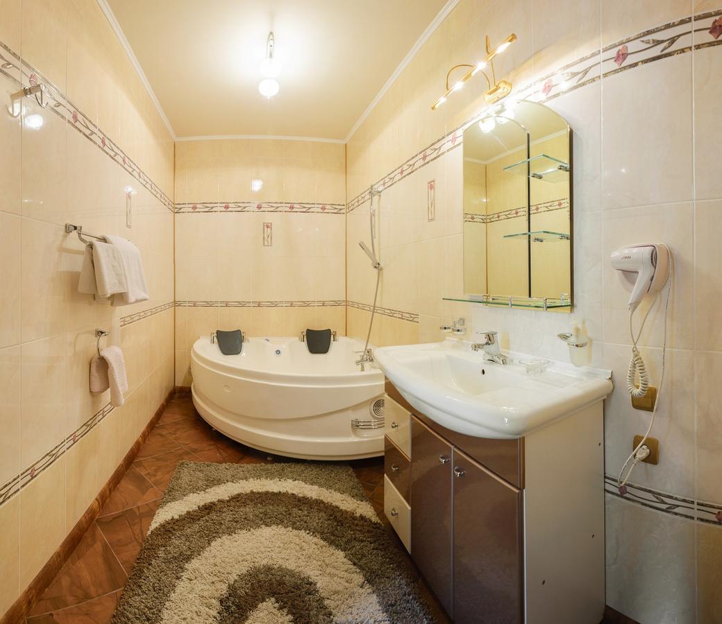 Ghostinitsa "Lina" Hotel Petropavlovsk Bagian luar foto