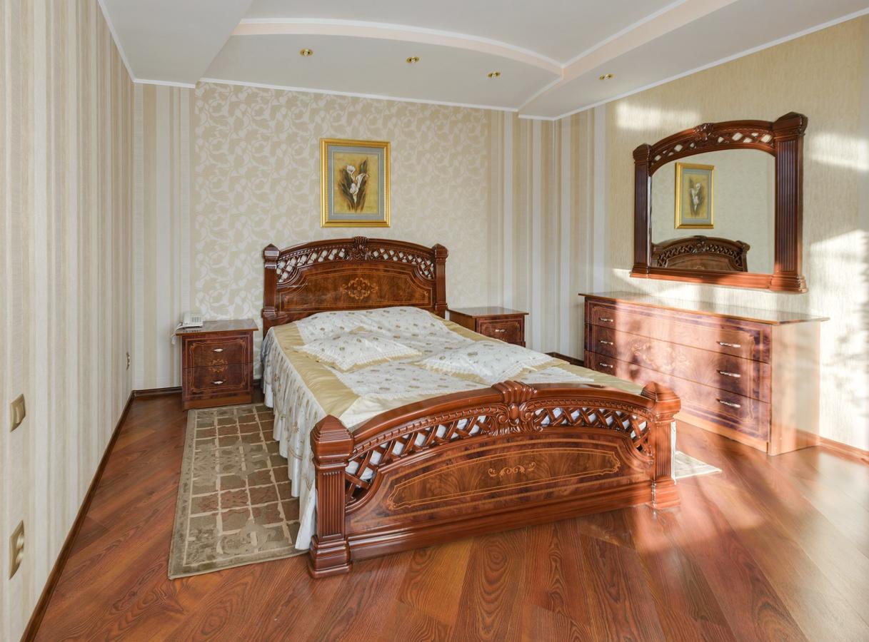 Ghostinitsa "Lina" Hotel Petropavlovsk Bagian luar foto